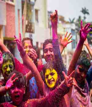 दोस्त के बिना होली