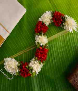 गजरा आणि जगदंबेचा अदृश्य स्पर्श..